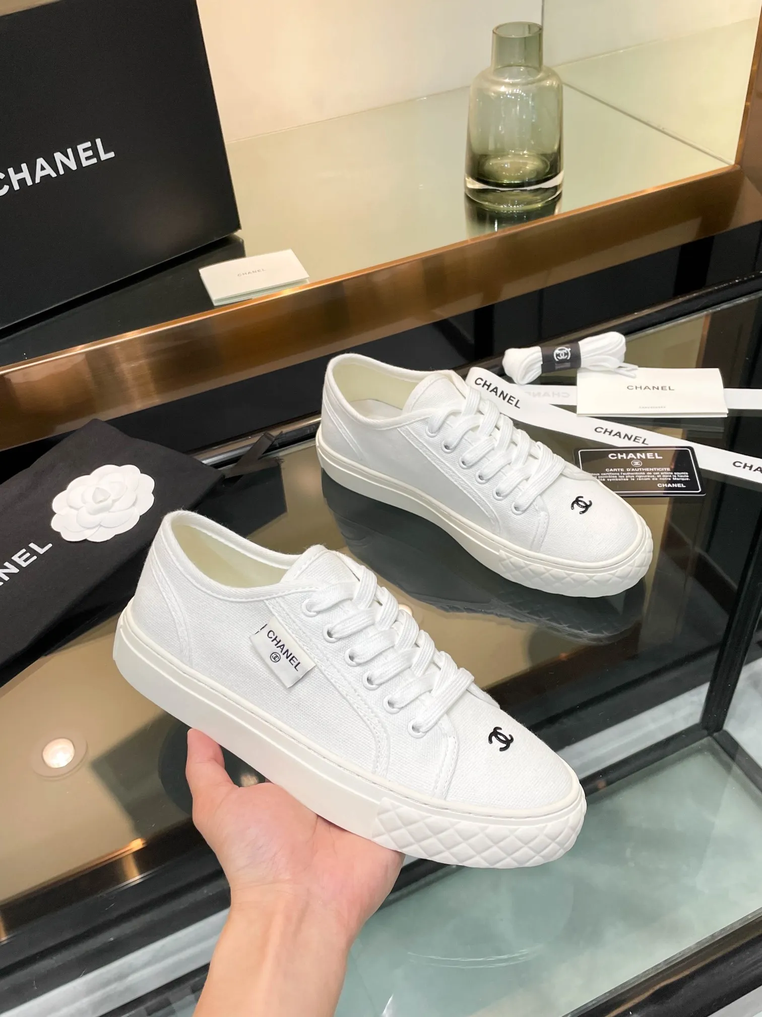 👟👟Ex-factory price 400👟👟 Chanel 2024SF Chanel The latest and currently super popular biscuit shoes, the Internet celebrity Xiaohongshu is crazy about it. It is on sale with a cute and cute style with a bit of retro flavor! The shape is special, very recognizable, slimming and long legs, absolutely powerful, very comfortable to wear, good-looking, comfortable, and height-increasing. I must recommend it to everyone. The main feature of this year's series, minimalist style, fabric: original customized canvas, feet: sheepskin. Number of yards: 35-39 (custom order of 40 pieces is non-refundable)